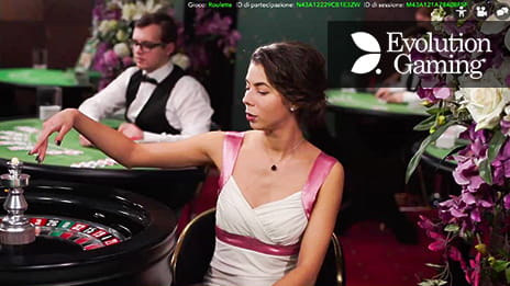 La croupier di una roulette live Evolution Gaming durante il lancio della pallina.