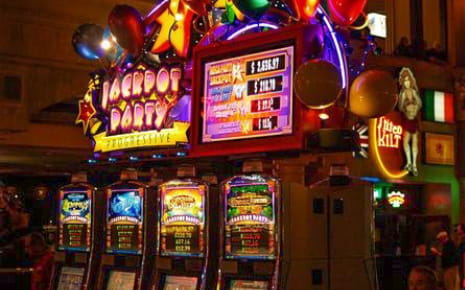 Una classica slot elettromeccanica all'interno di una sala giochi