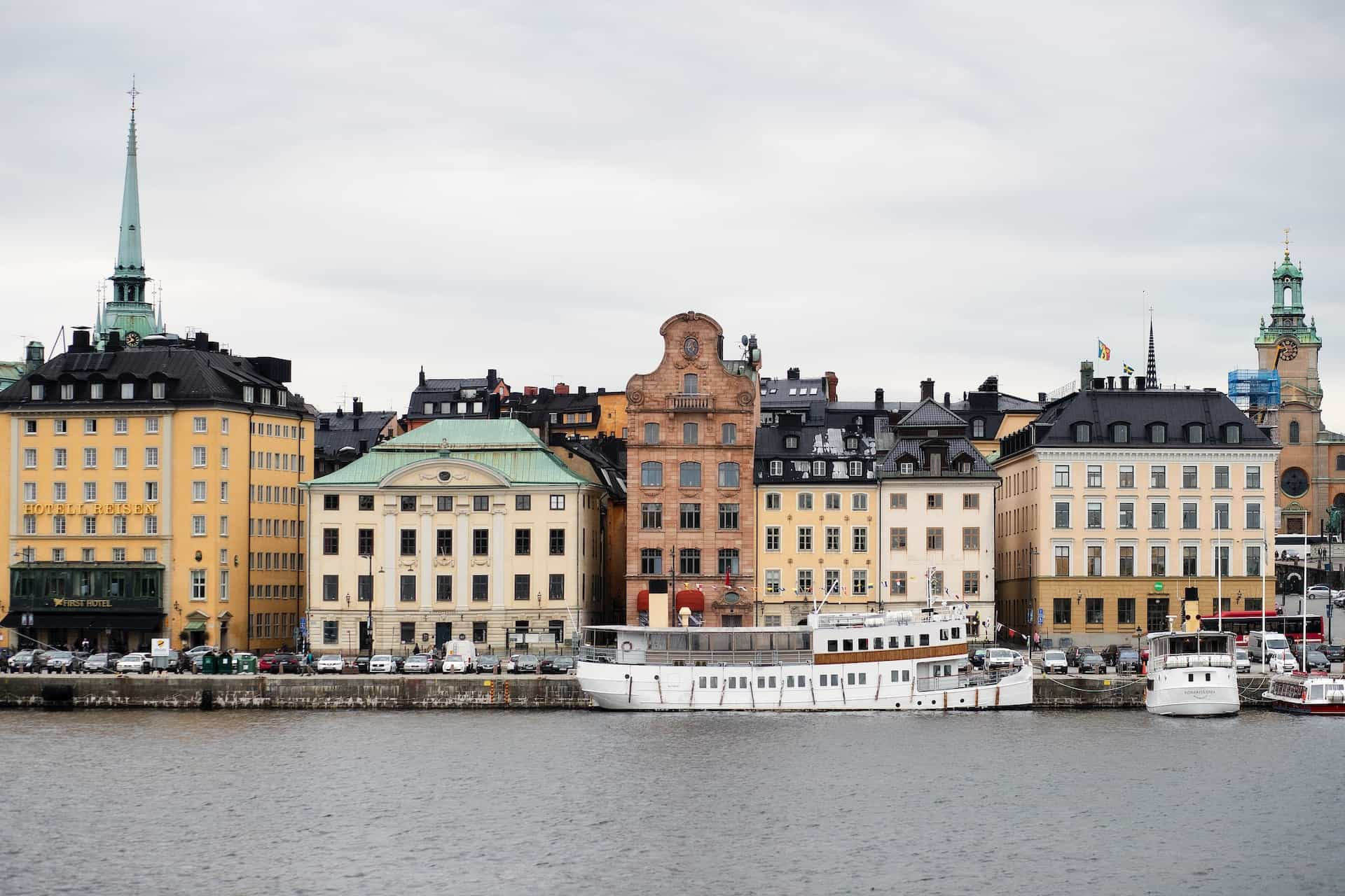 Buildings near a river that has boats in it